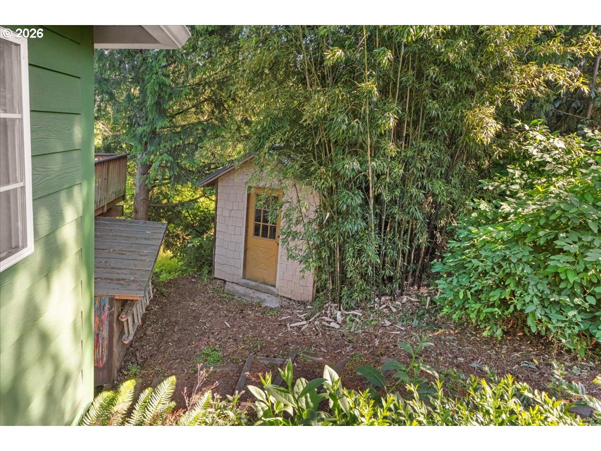 772 Division Street Oregon City, OR 97045 - Photo 38 of 47 a backyard of a house with lots of green space