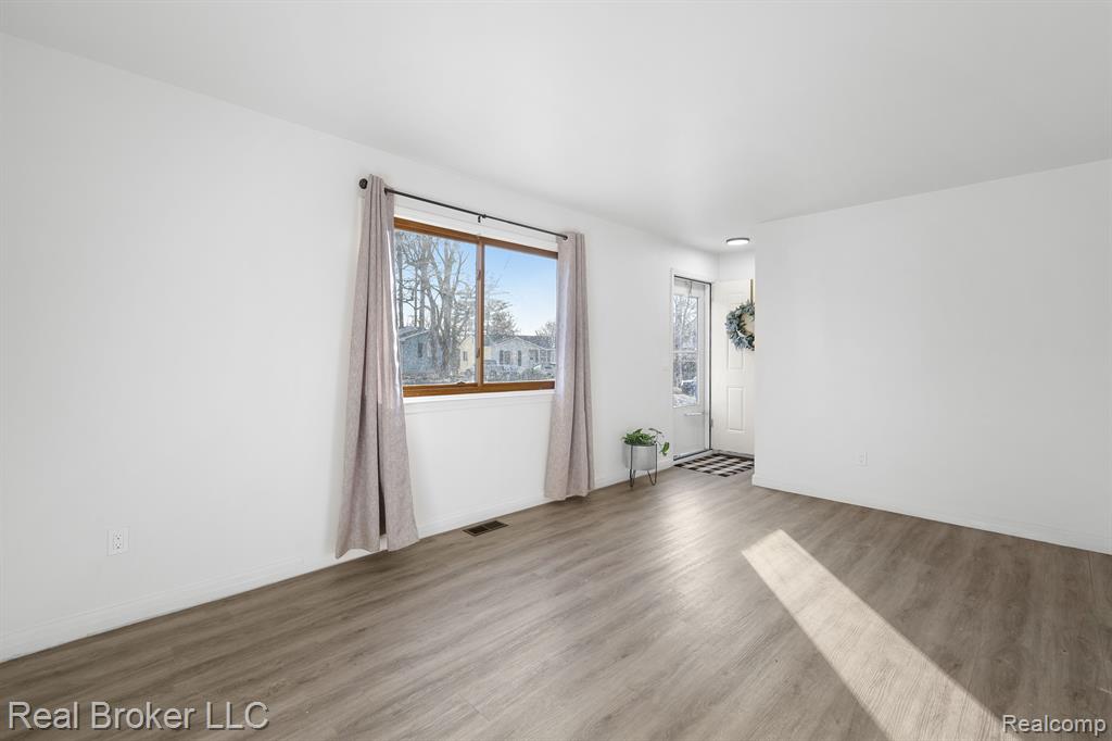 2717 Tiptree Path Flint, MI 48506 - Photo 2 of 24 Gallery Image 2