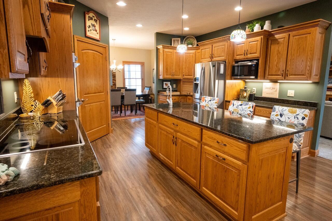 4387 Mahar Road Springfield, OH 45502 - Photo 21 of 71 Island with Eating Bar and Prep Sink