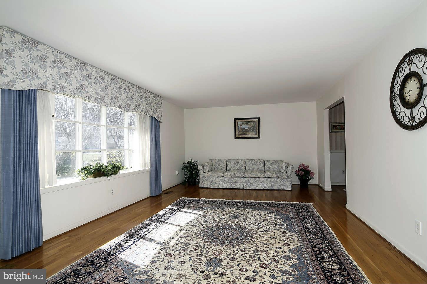 16604 Kipling Road Rockville, MD 20855 - Photo 5 of 29 Living Room