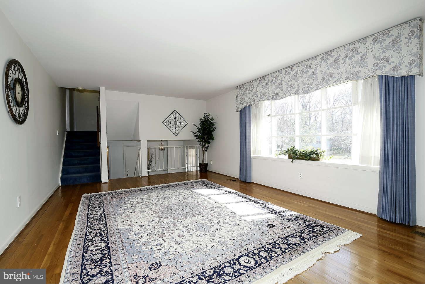 16604 Kipling Road Rockville, MD 20855 - Photo 6 of 29 Living Room