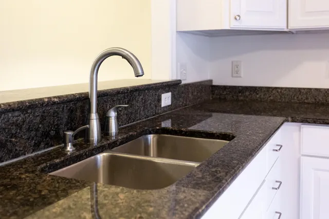 $2,350 | 28471 Carlton Way Drive, Unit 92, Novi, MI 48377