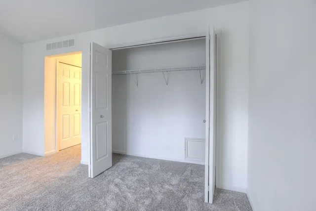 $2,350 | 28471 Carlton Way Drive, Unit 92, Novi, MI 48377