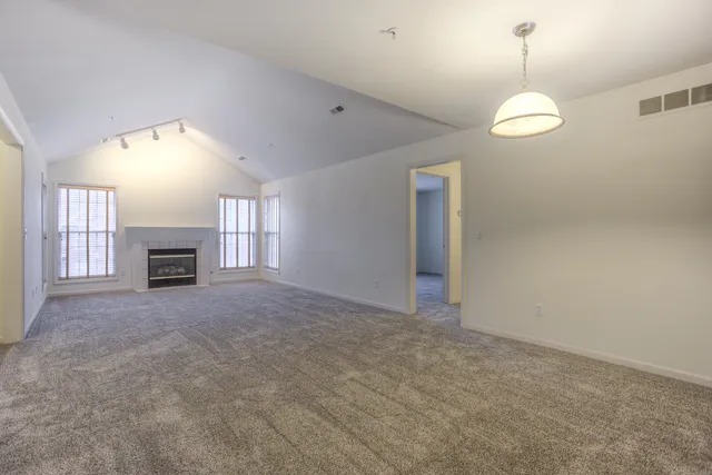 $2,350 | 28471 Carlton Way Drive, Unit 92, Novi, MI 48377