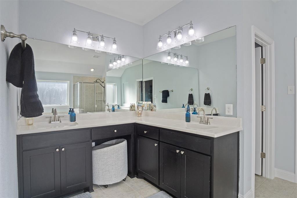 211 Debbie Way Red Oak, TX 75154 - Photo 18 of 39