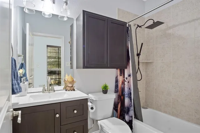 $430,000 | 211 Debbie Way, Red Oak, TX 75154