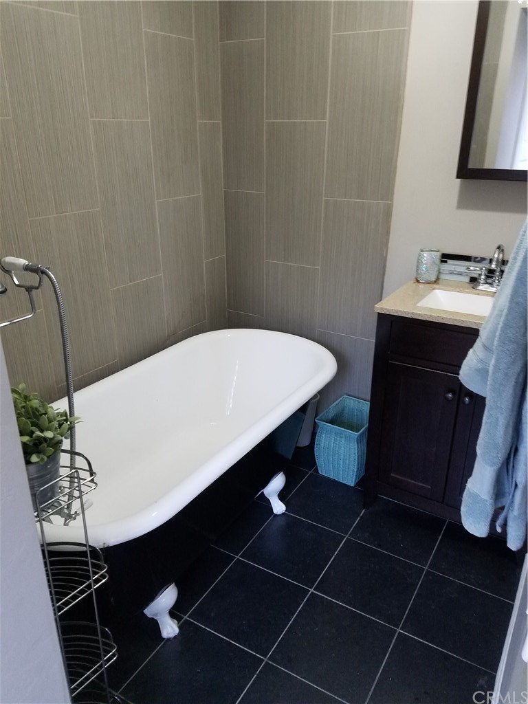 421 West 3rd Street Long Beach, CA 90802 - Photo 23 of 35 Updated bathrooms with claw foot tubs