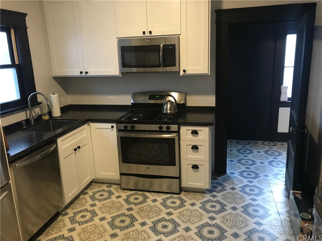 421 West 3rd Street Long Beach, CA 90802 - Photo 7 of 35 Totally remodeled kitchen in 1 bedroom 1 bath