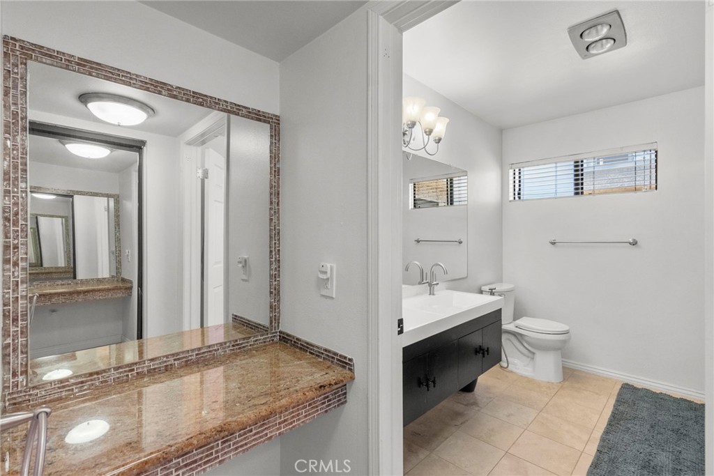 11274 Morrison Street, Unit 2 North Hollywood, CA 91601 - Photo 17 of 37 Bathroom 2 (En-Suite Bathroom in Primary Bedroom)