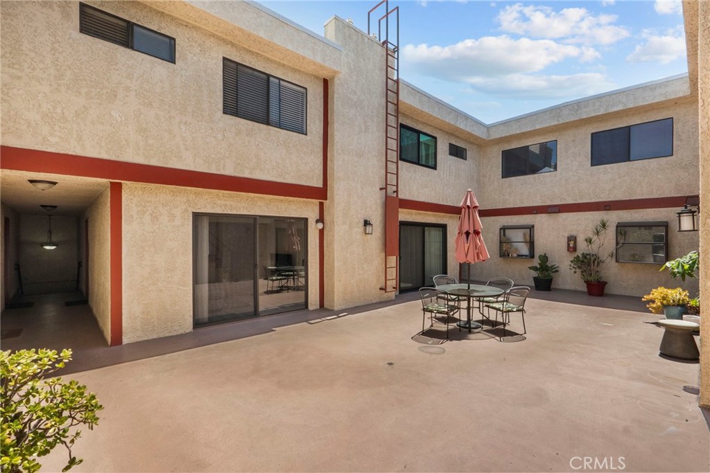 11274 Morrison Street, Unit 2 North Hollywood, CA 91601 - Photo 27 of 37 Common Patio Area