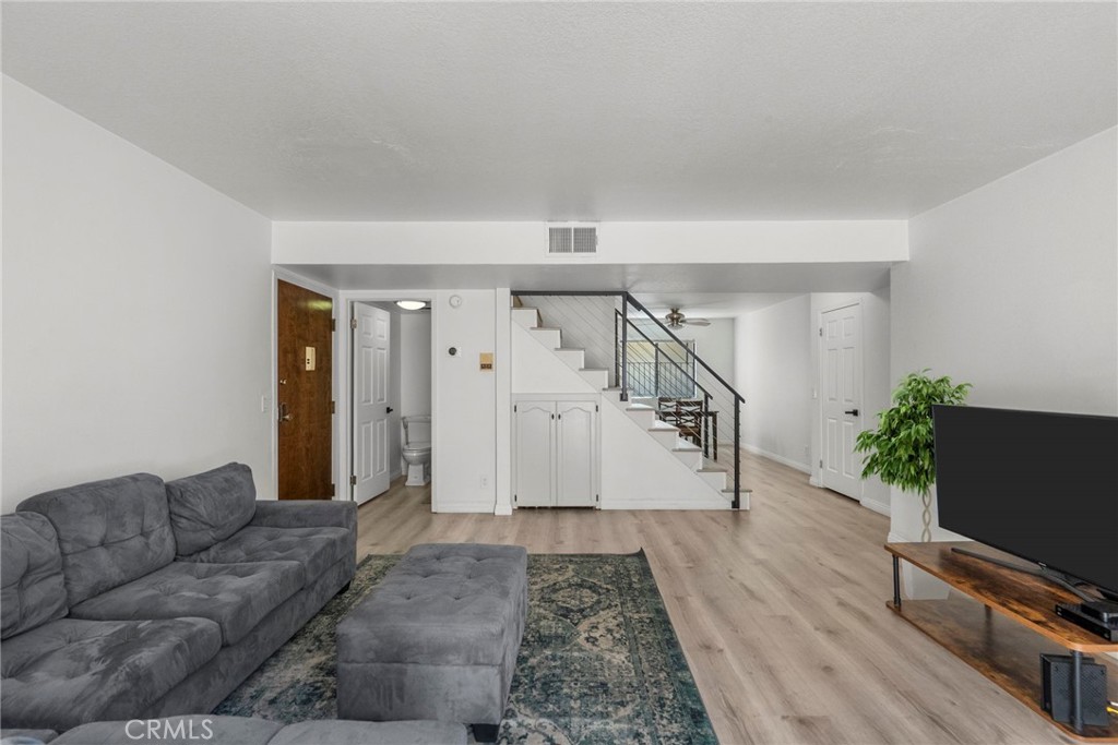 11274 Morrison Street, Unit 2 North Hollywood, CA 91601 - Photo 5 of 37 Living Room