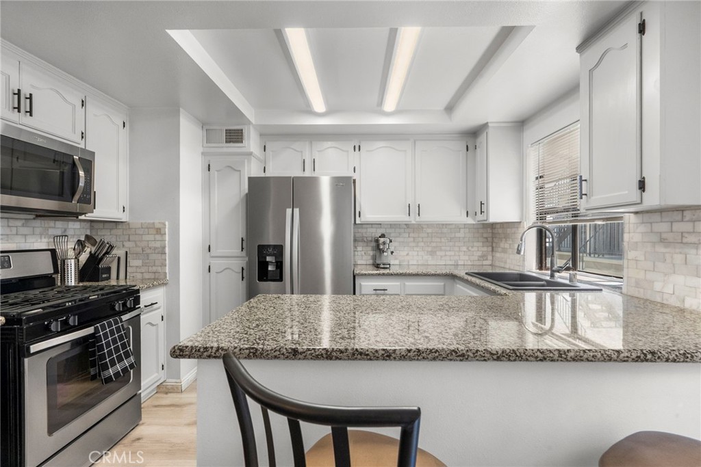 11274 Morrison Street, Unit 2 North Hollywood, CA 91601 - Photo 9 of 37 Kitchen with Stainless Steel Appliances
