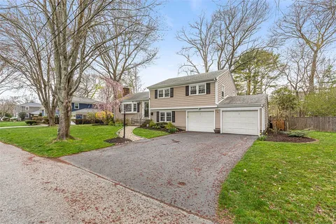 $899,000 | 7 Meadowbrook Drive, Barrington, RI 02806