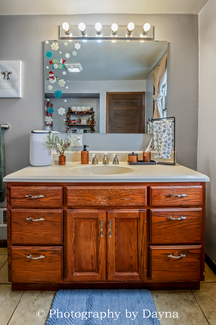 545 South Fraser Avenue Kankakee, IL 60901 - Photo 19 of 33 a room with cabinets and dresser