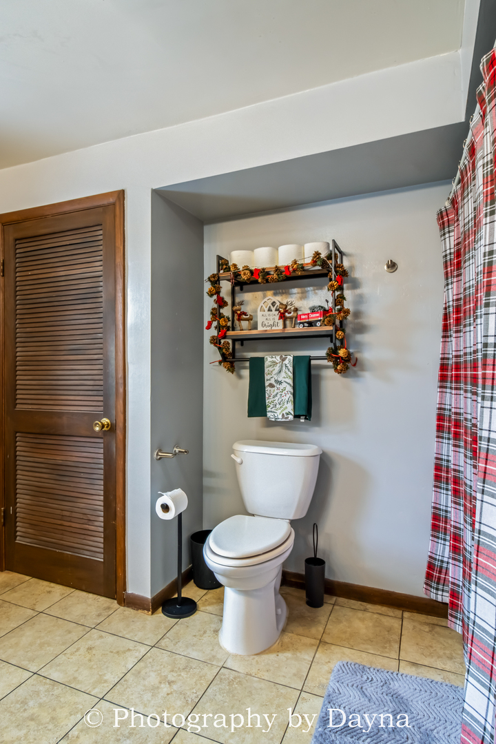 545 South Fraser Avenue Kankakee, IL 60901 - Photo 20 of 33 a bathroom with a toilet and a shower