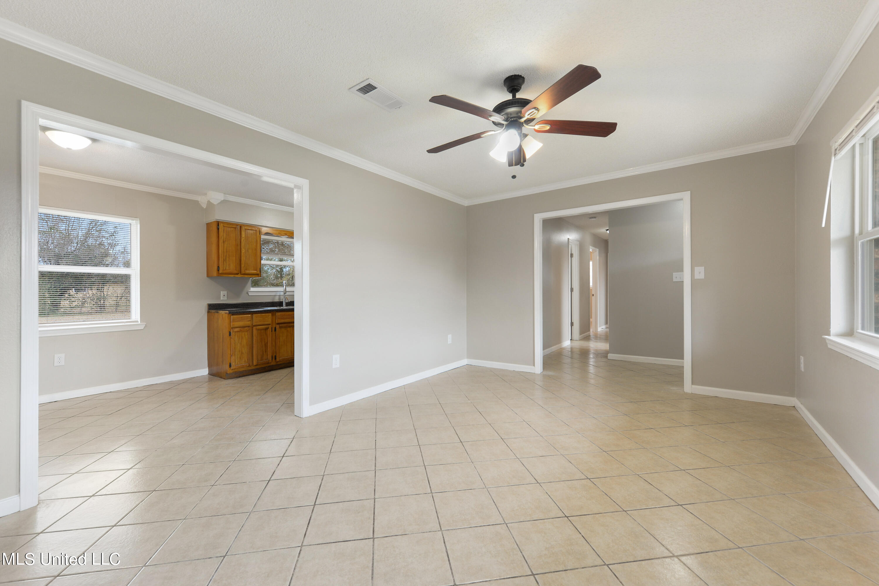 811 Latimer Road Gulfport, MS 39503 - Photo 3 of 19 Living Room