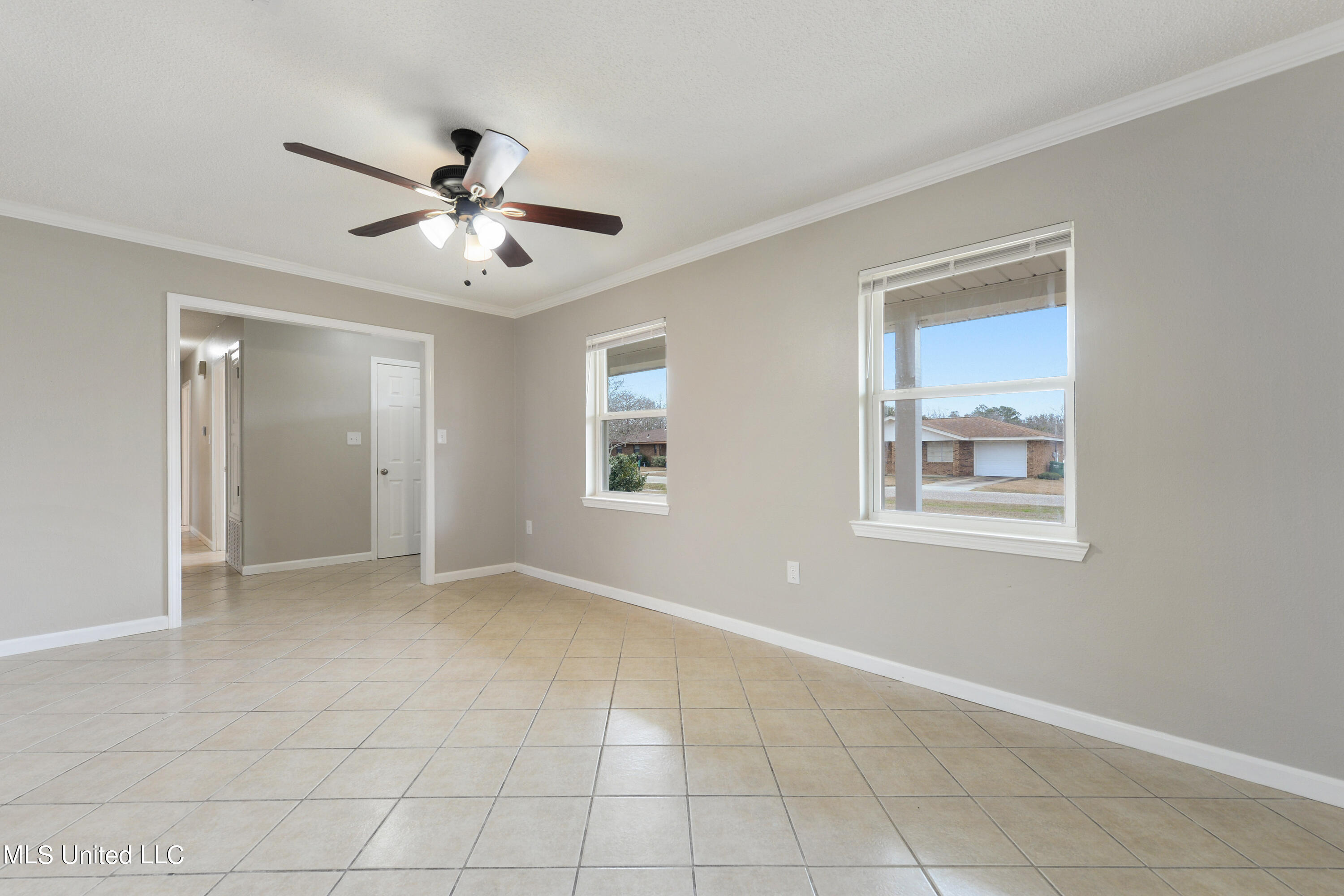 811 Latimer Road Gulfport, MS 39503 - Photo 4 of 19 Living Room