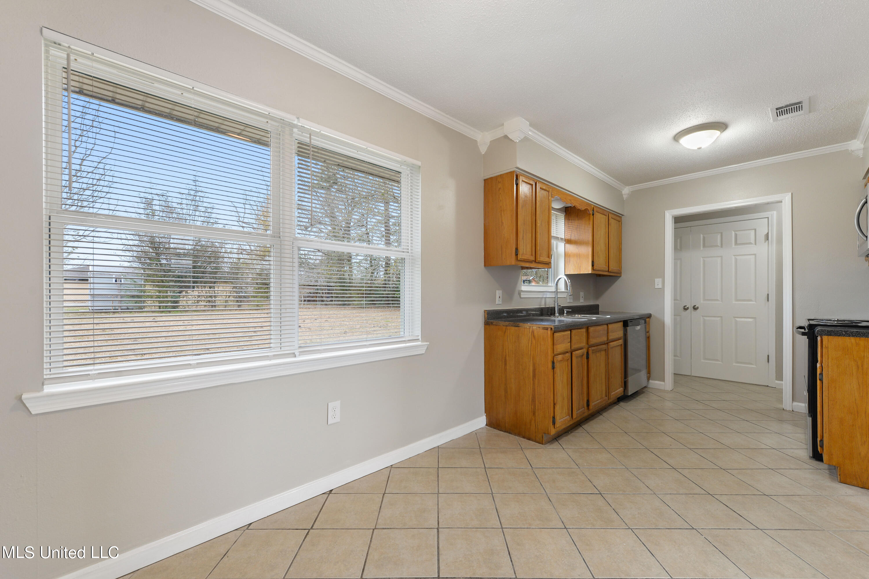 811 Latimer Road Gulfport, MS 39503 - Photo 8 of 19 Dining Area