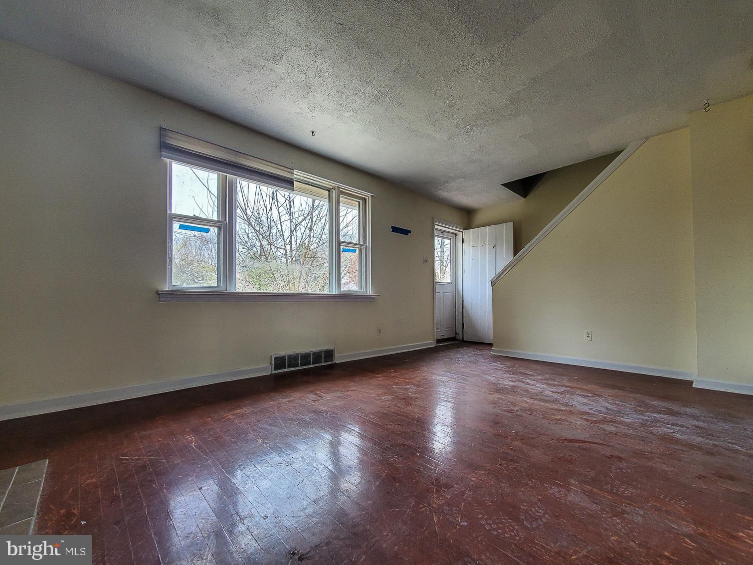 401 Foulke Road Ambler, PA 19002 - Photo 3 of 20 LIVING ROOM