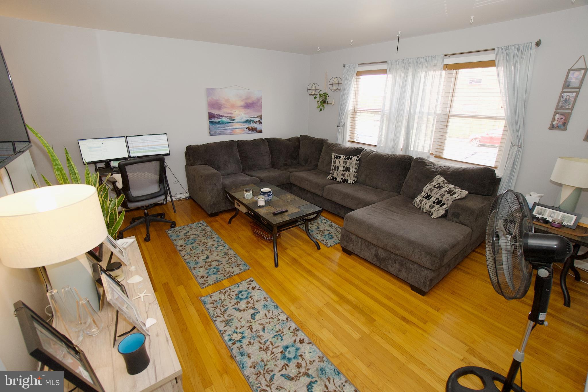 727 Rhawn Street Philadelphia, PA 19111 - Photo 3 of 21 Livingroom