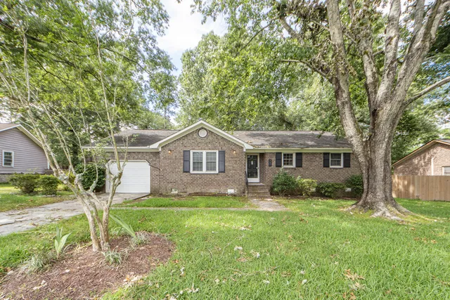 $2,200 | 305 Chessington Circle, Summerville, SC 29485