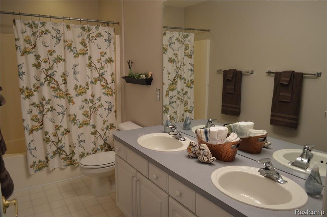 742 Caribou Court Rochester, MI 48307 - Photo 39 of 58 Upstairs Full Bath