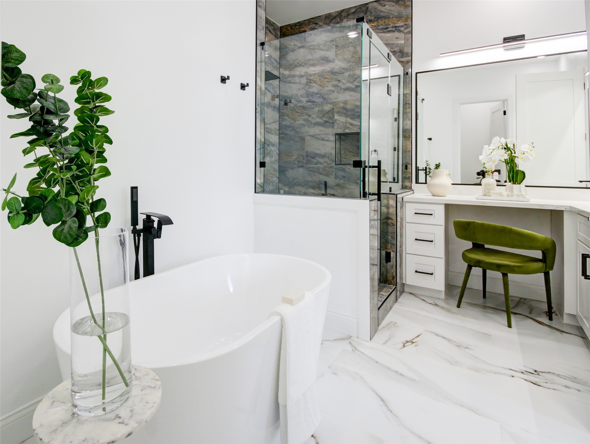 1214 West 24th Street, Unit D Houston, TX 77008 - Photo 42 of 45 a bathroom with a bathtub a sink and a mirror