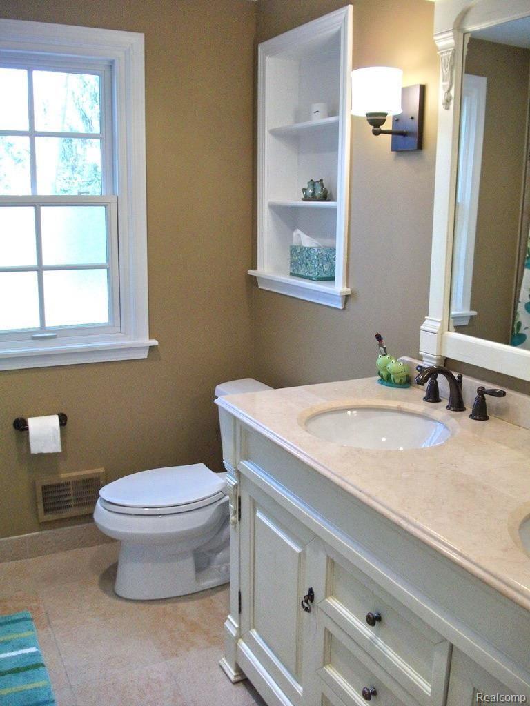 3215 Wendover Road Troy, MI 48084 - Photo 20 of 25 Upper Hall Bath