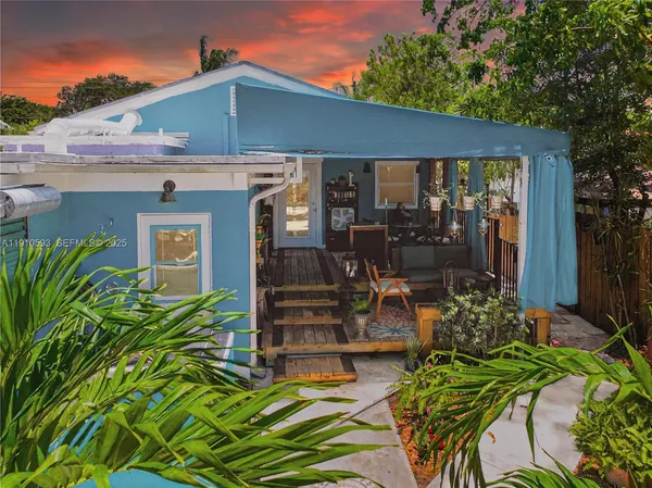 a view of a back yard of the house