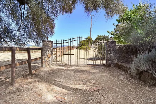 a view of a backyard