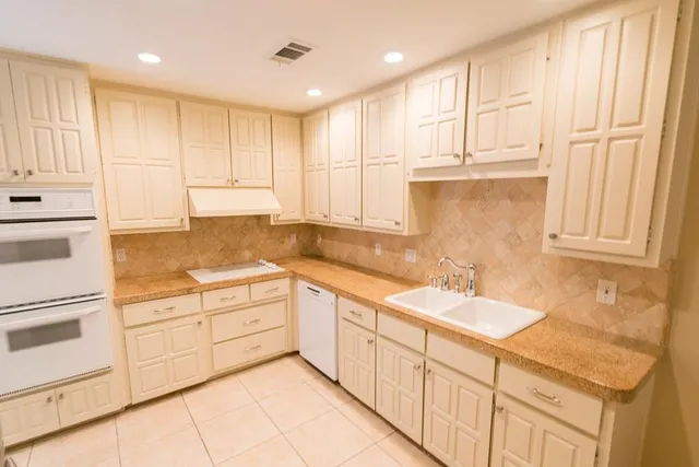 $2,550 | 14816 Sopras Circle, Addison, TX 75001