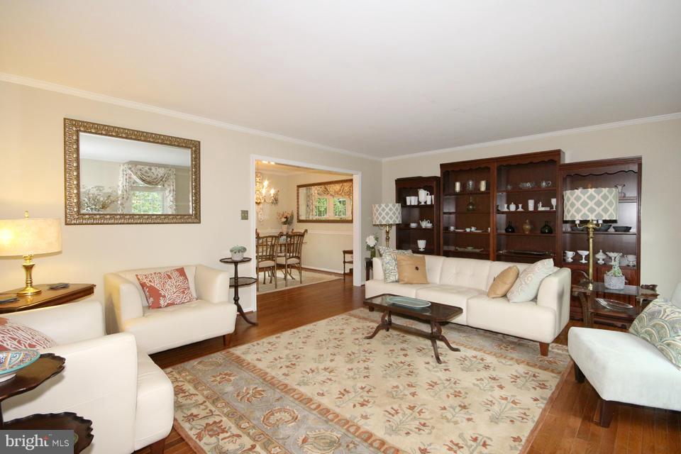 9864 Natick Road Burke, VA 22015 - Photo 4 of 30 Living Room