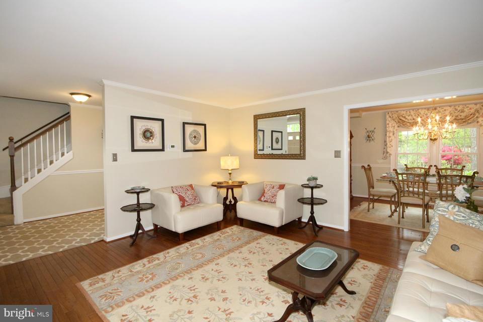 9864 Natick Road Burke, VA 22015 - Photo 5 of 30 Living Room