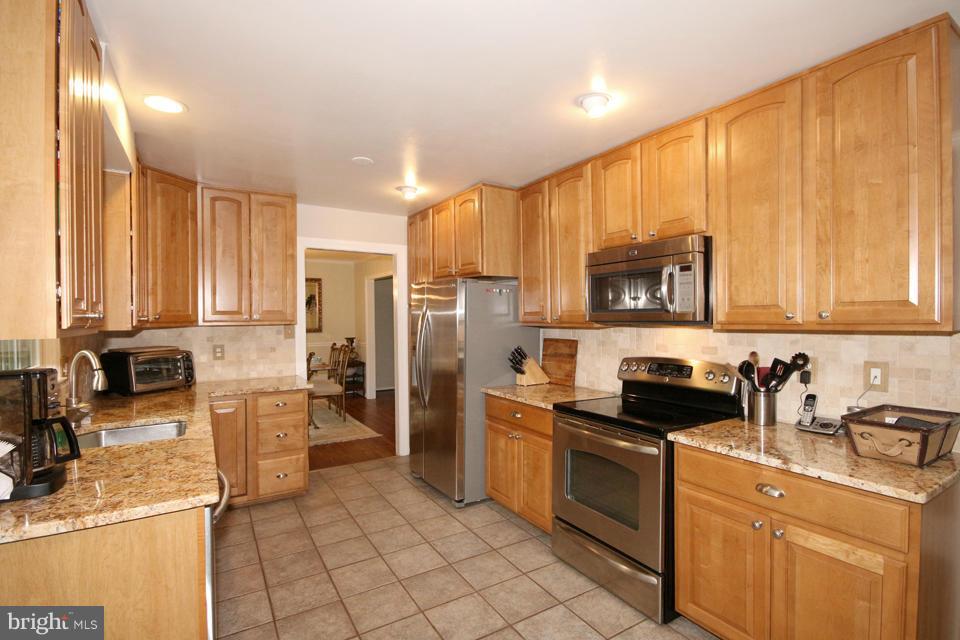9864 Natick Road Burke, VA 22015 - Photo 8 of 30 Kitchen