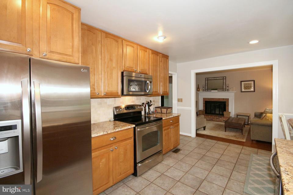 9864 Natick Road Burke, VA 22015 - Photo 9 of 30 Kitchen