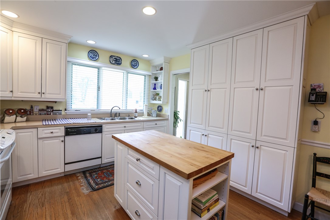 56 Bromley Road Pittsford, NY 14534 - Photo 4 of 21 Modern White Eat In Kitchen