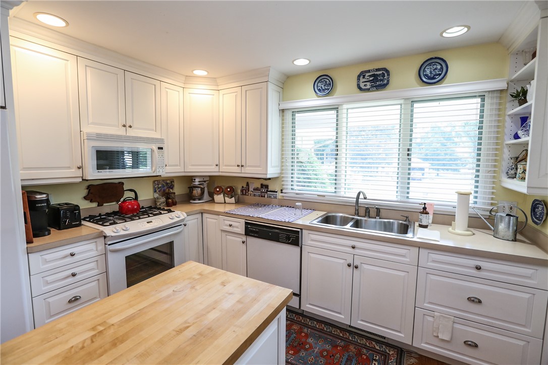 56 Bromley Road Pittsford, NY 14534 - Photo 5 of 21 Modern White Eat In Kitchen