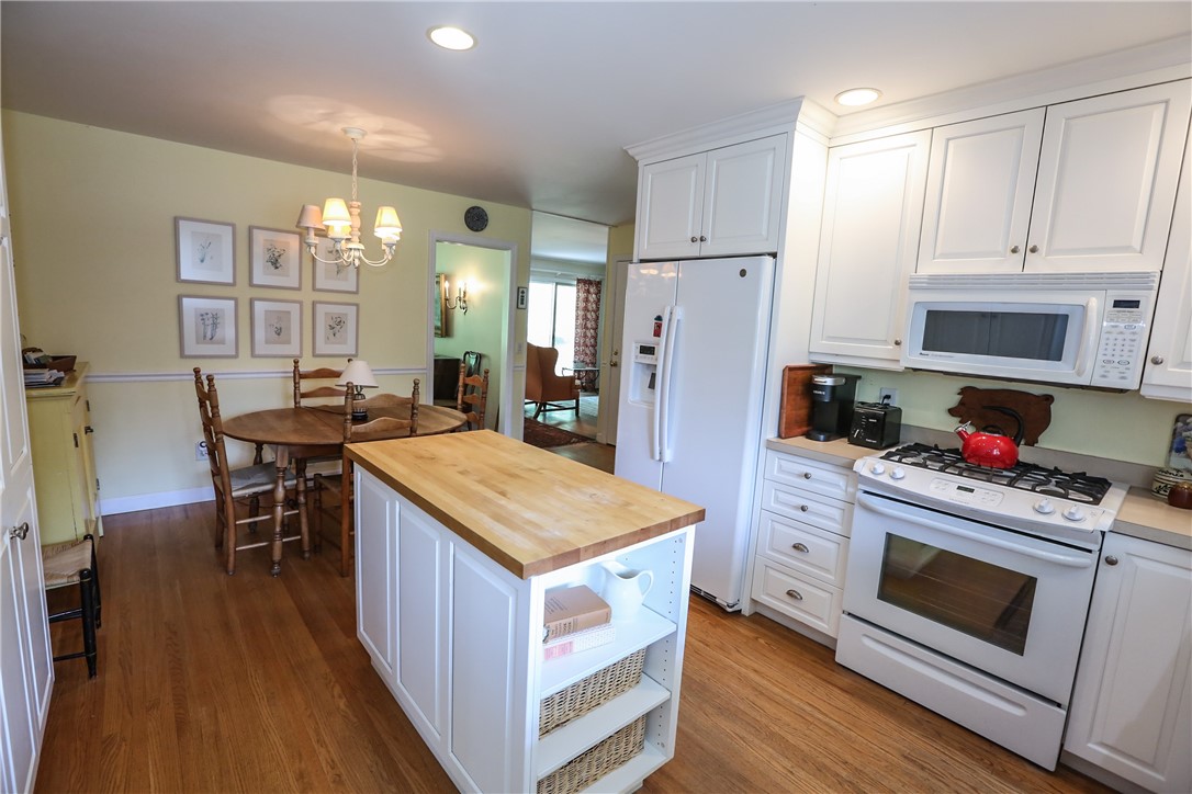 56 Bromley Road Pittsford, NY 14534 - Photo 6 of 21 Eat In Kitchen