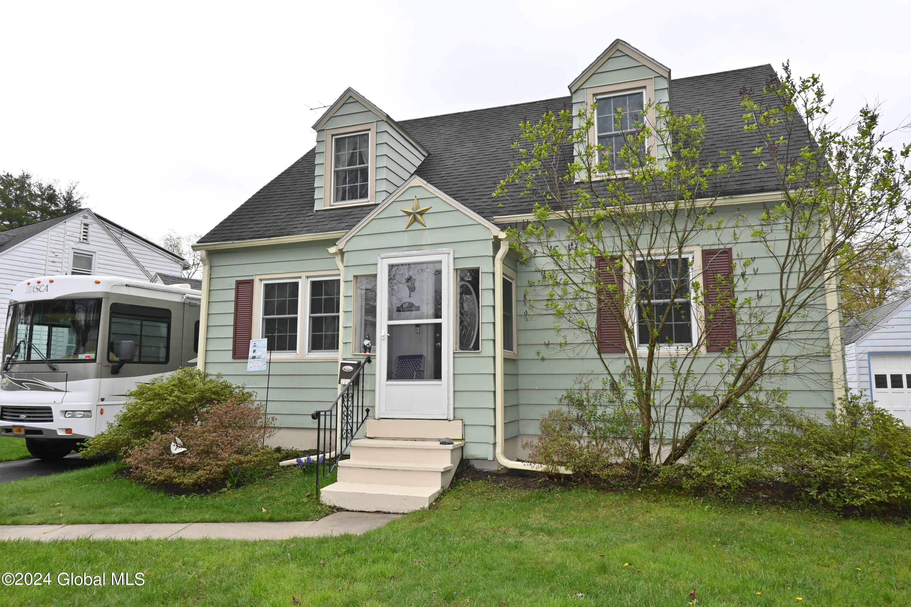 2052 Hoover Road Niskayuna, NY 12309 - Photo 3 of 44 DSC_2526