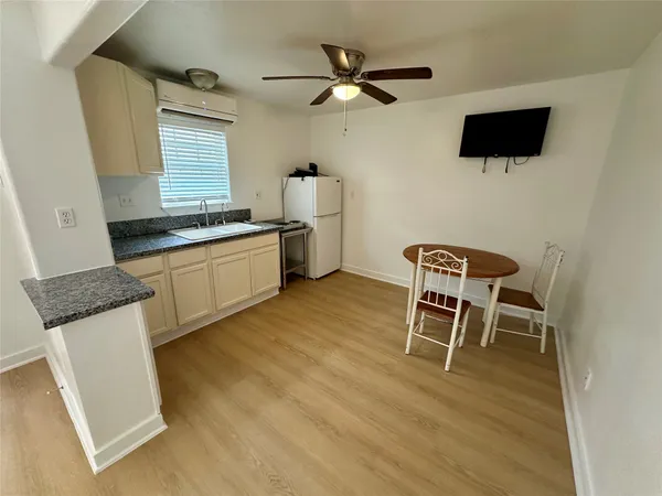 $1,200 | 305 Miles Road, Bacliff, TX 77518