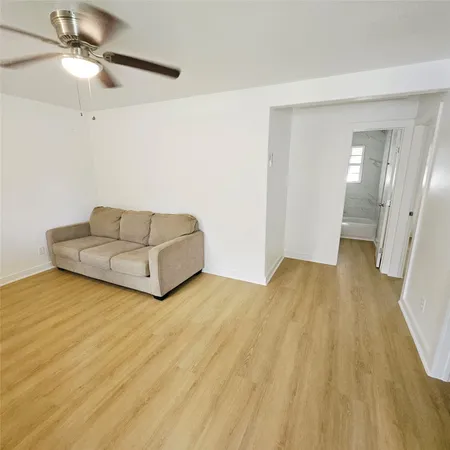 $1,200 | 305 Miles Road, Bacliff, TX 77518
