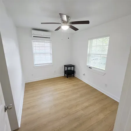 $1,200 | 305 Miles Road, Bacliff, TX 77518