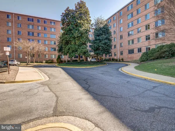 a building view with outdoor space
