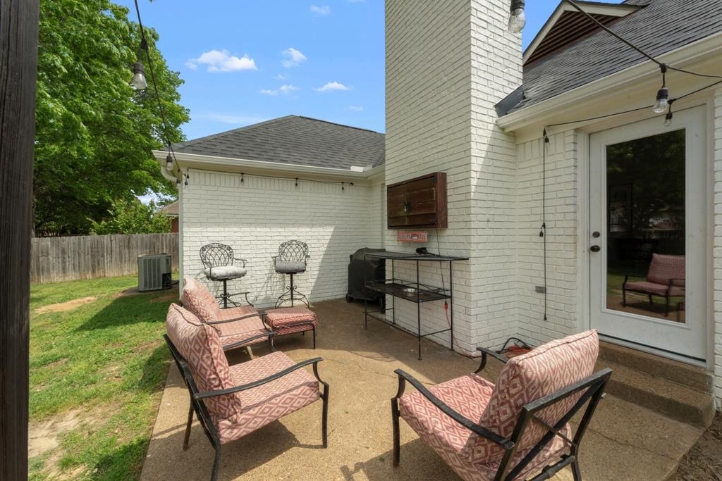 364 Rose Trellis Road Collierville, TN 38017 - Photo 24 of 28 a backyard of a house with table and chairs