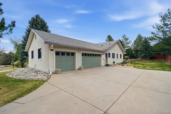 a view of house with entertaining space