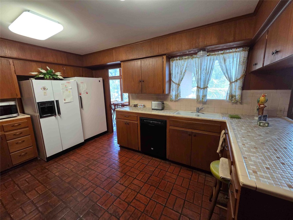 402 Honeycomb Ridge Austin, TX 78746 - Photo 24 of 40 a kitchen with a sink appliances and cabinets