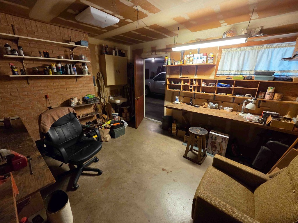 402 Honeycomb Ridge Austin, TX 78746 - Photo 39 of 40 a room with gym equipment