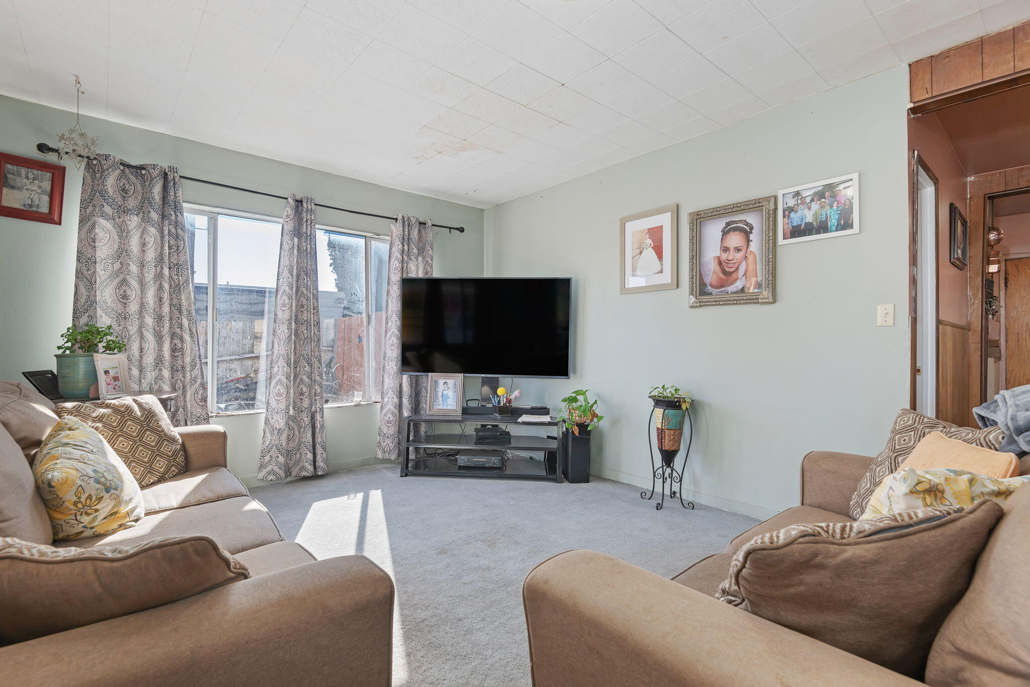 99 Nectarine Avenue Goleta, CA 93117 - Photo 2 of 11 03-Living Room