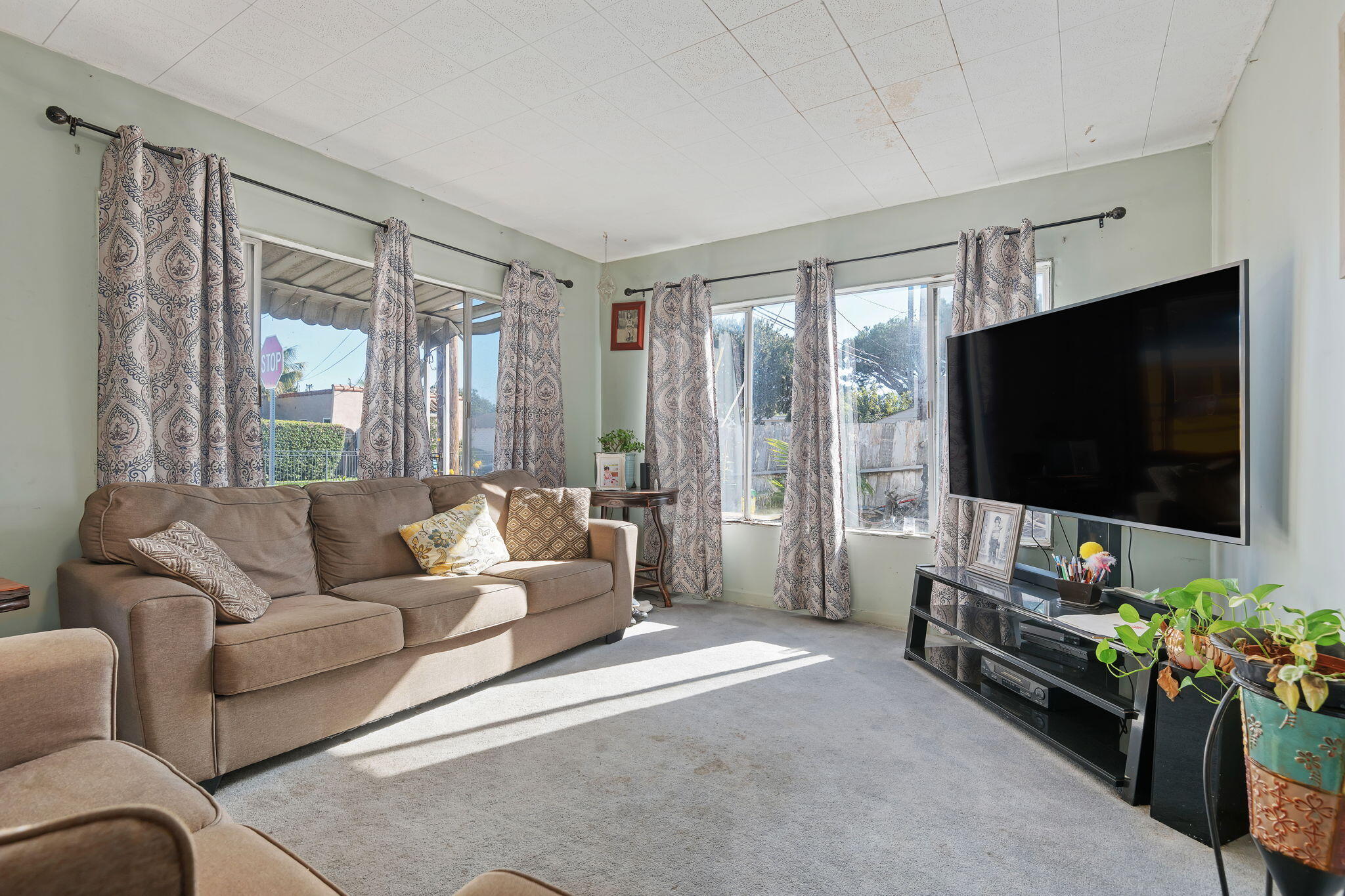 99 Nectarine Avenue Goleta, CA 93117 - Photo 3 of 11 04-Living Room