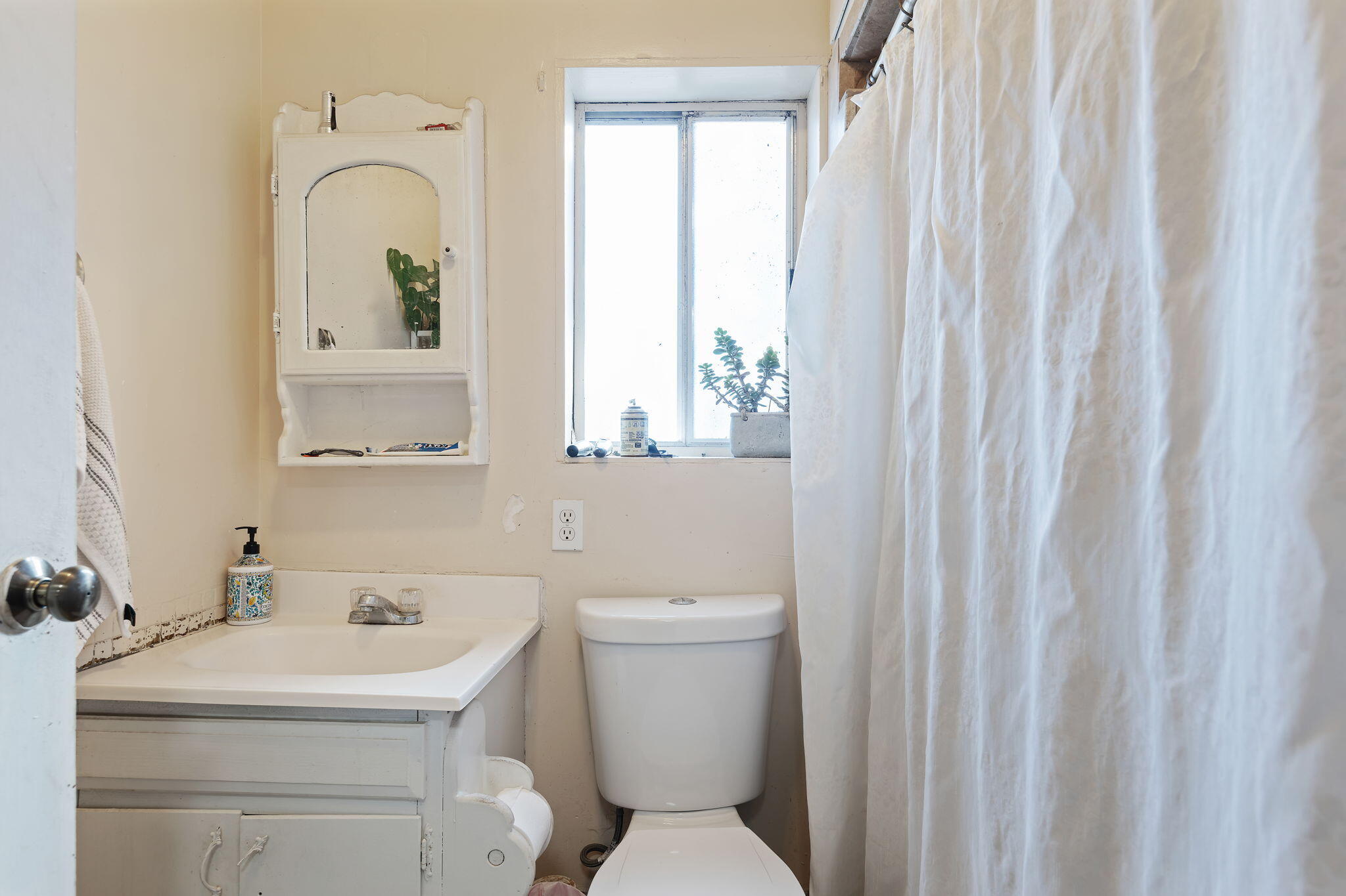 99 Nectarine Avenue Goleta, CA 93117 - Photo 8 of 11 09-Bathroom